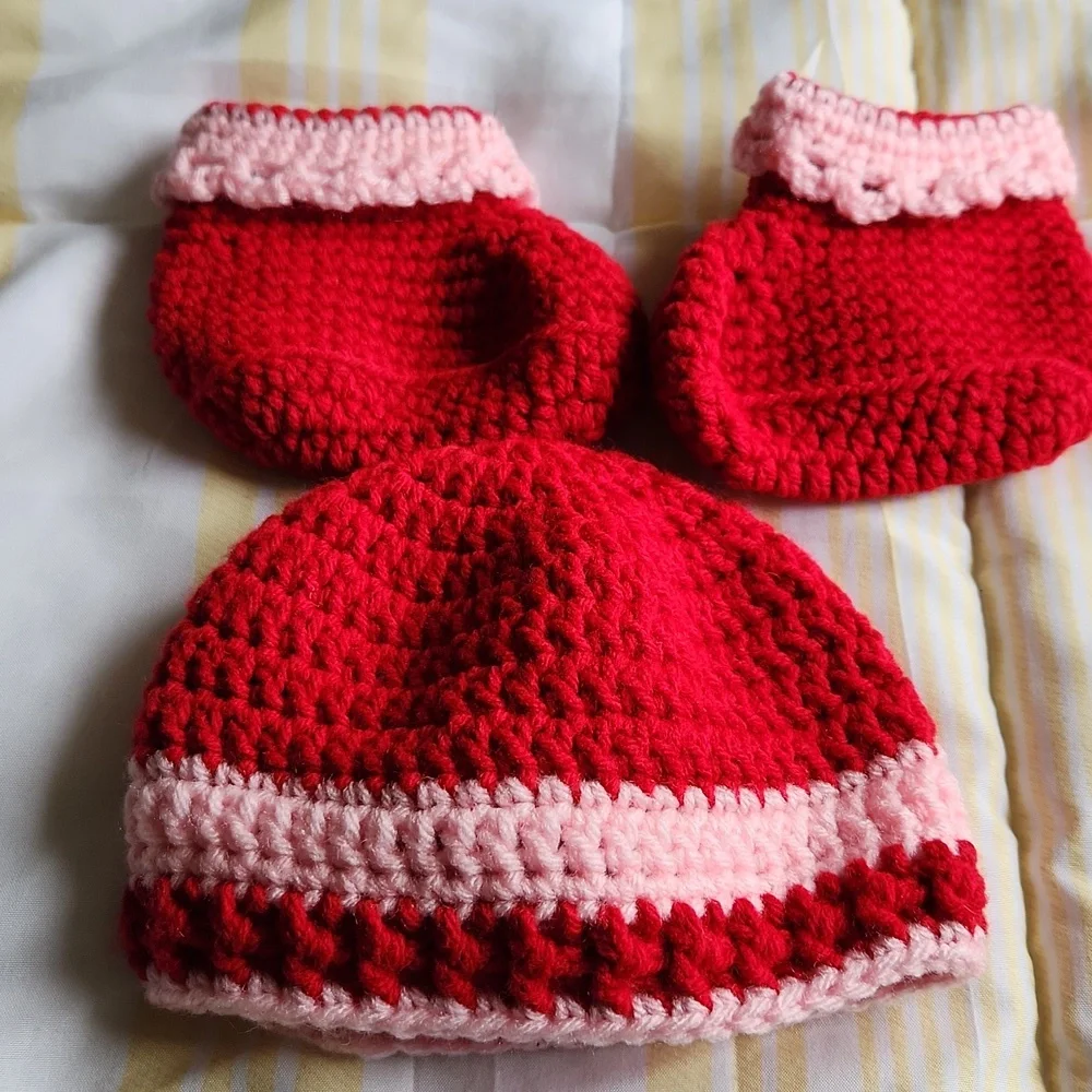 Newborn baby girl set, booties and beanie